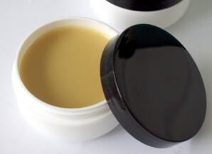 мехлем на базата на лечебни билки за лечение на гъбички по краката